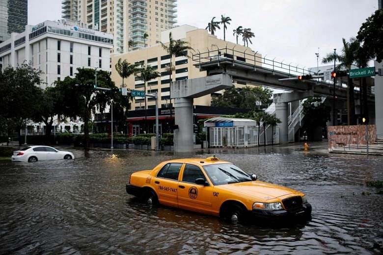 Badai tropis Eta membasahi Florida dengan hujan lebat selama berhari-hari