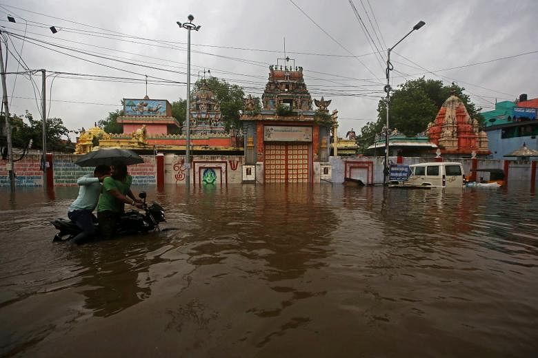 Puluhan ribu orang dievakuasi saat Topan Nivar menargetkan India tenggara