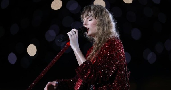 Taylor Swift berterima kasih kepada kru Eras Tour yang bekerja selama waktu istirahat untuk membawa segmen baru ke pertunjukan, Entertainment News